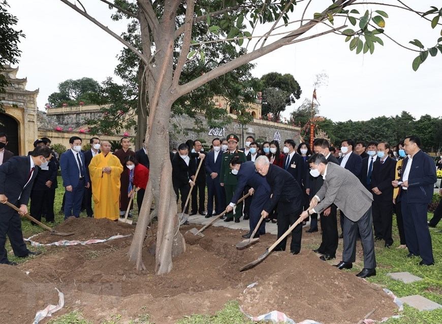 Tổng Bí thư, Chủ tịch nước dâng hương và trồng cây tại Hoàng Thành Thăng Long